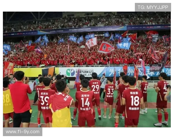 激烈拼抢中前锋高高跃起以精彩抱人头球力挽狂澜赢得全场喝彩